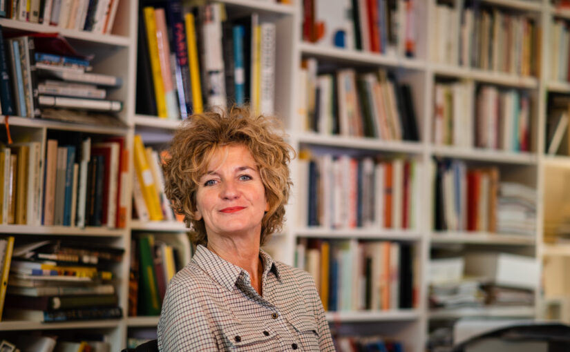 literaturblatt.ch fragt Sandra Hughes über ihren Krimi «Tessiner Verwicklungen»