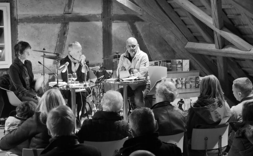 Gallus Frei verabschiedet sich mit Gästen im Literaturhaus Thurgau